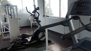 Una palestra con attrezzature cardio, tra cui tapis roulant e ellittica.