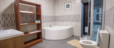 Executive Suite | Bathroom