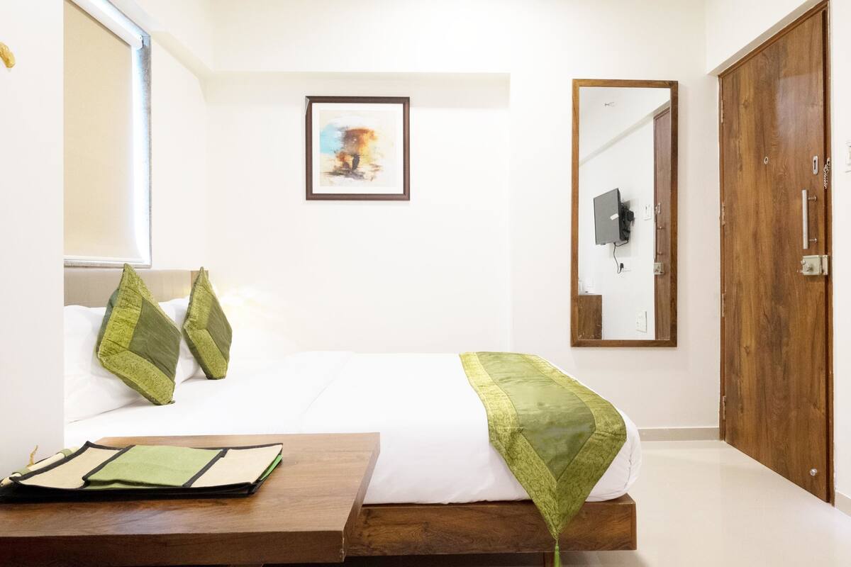 Standard Room | In-room safe, desk, rollaway beds (surcharge), WiFi (free)