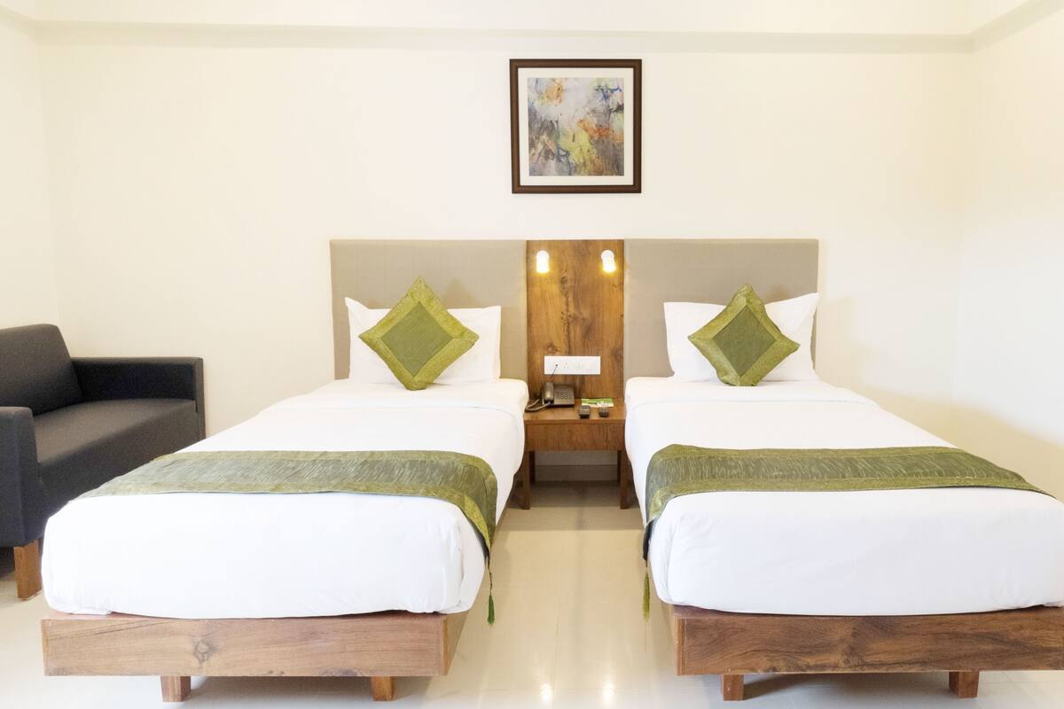 Deluxe Room | In-room safe, desk, rollaway beds (surcharge), WiFi (free)