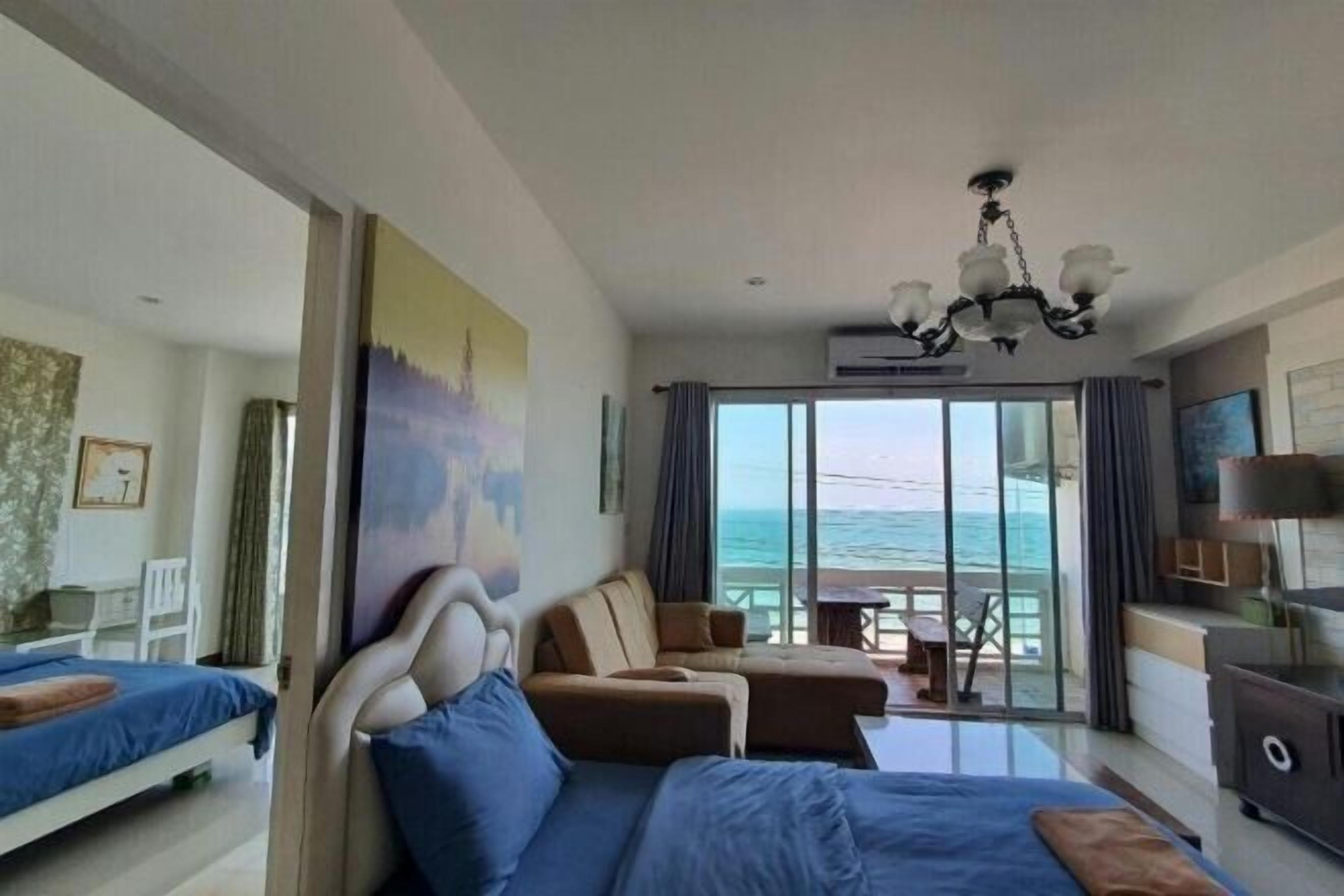 Living area | Flat-screen TV