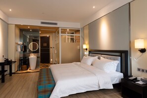 Deluxe Room | Desk, blackout curtains, iron/ironing board, free WiFi - Foshan YongRun Beehive Hotel (Foshan)