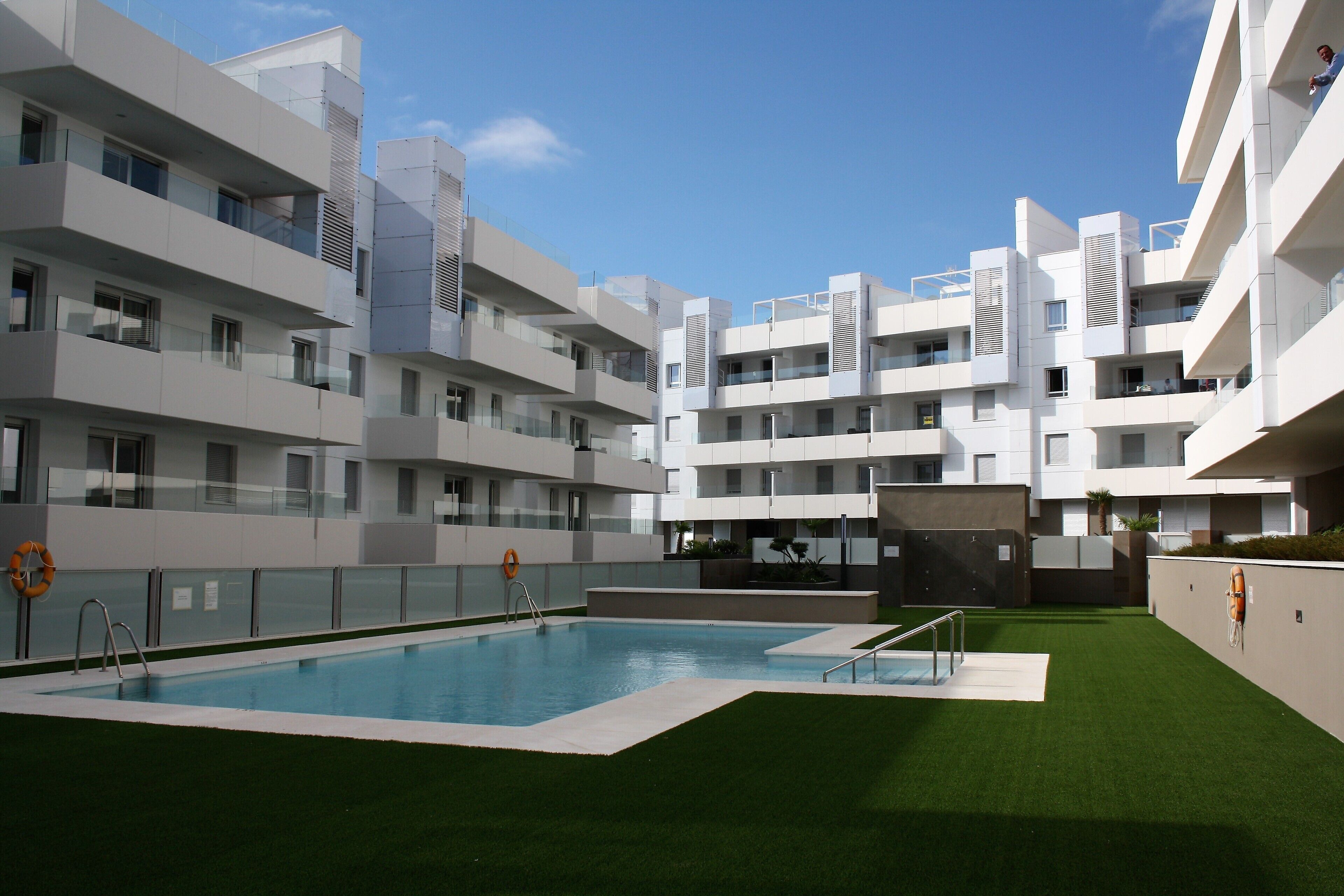 Außenpool (je nach Saison geöffnet), Sonnenschirme, Liegestühle