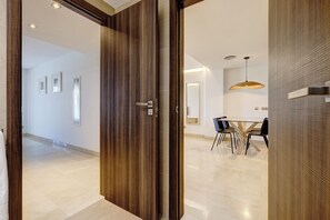 Apartament, 2 dormitoris, vistes a la ciutat (Attic, 1 Bathroom) | Caixa forta a l'habitació i cortines opaques