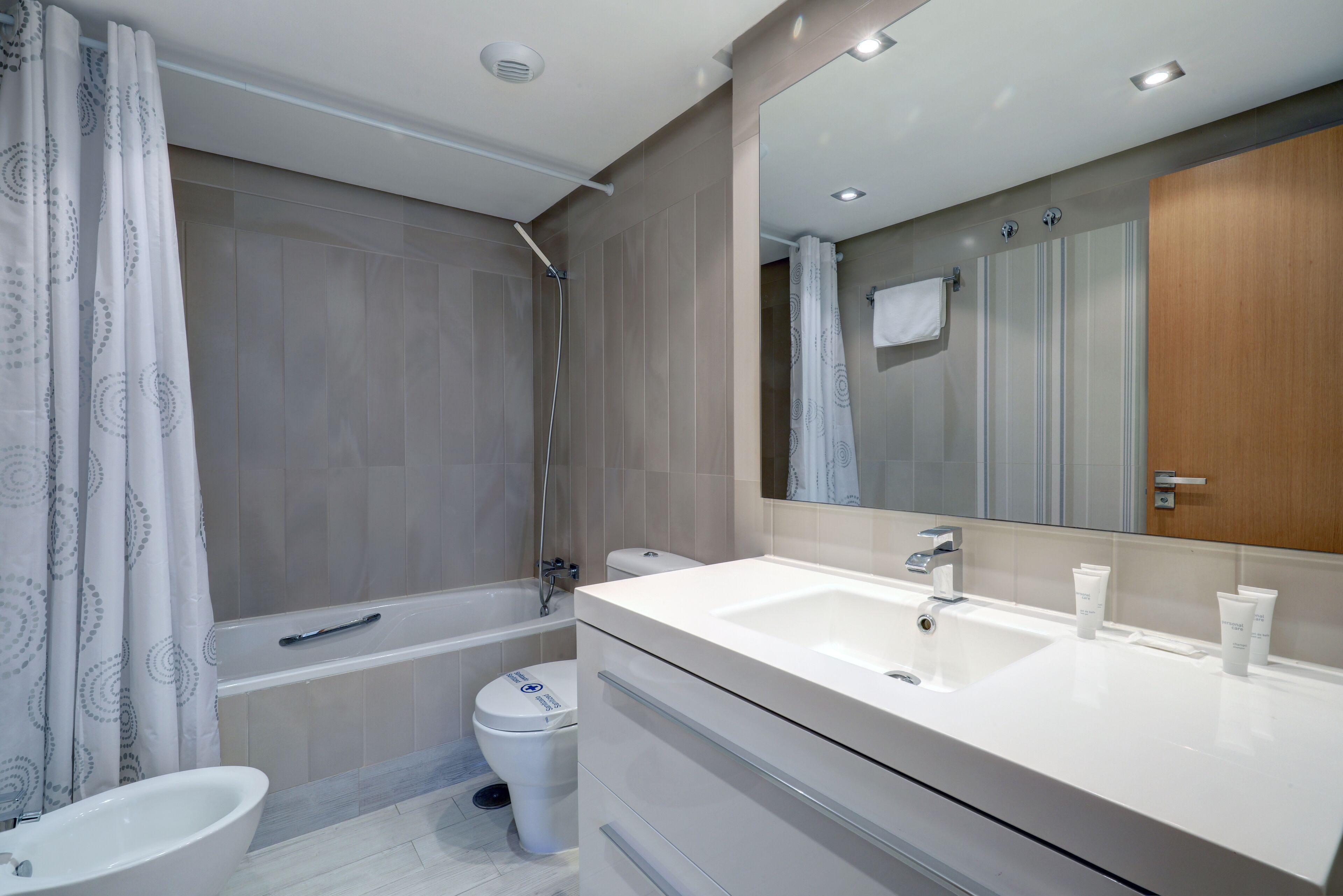 Un baño moderno con bañera, inodoro y lavamanos.
