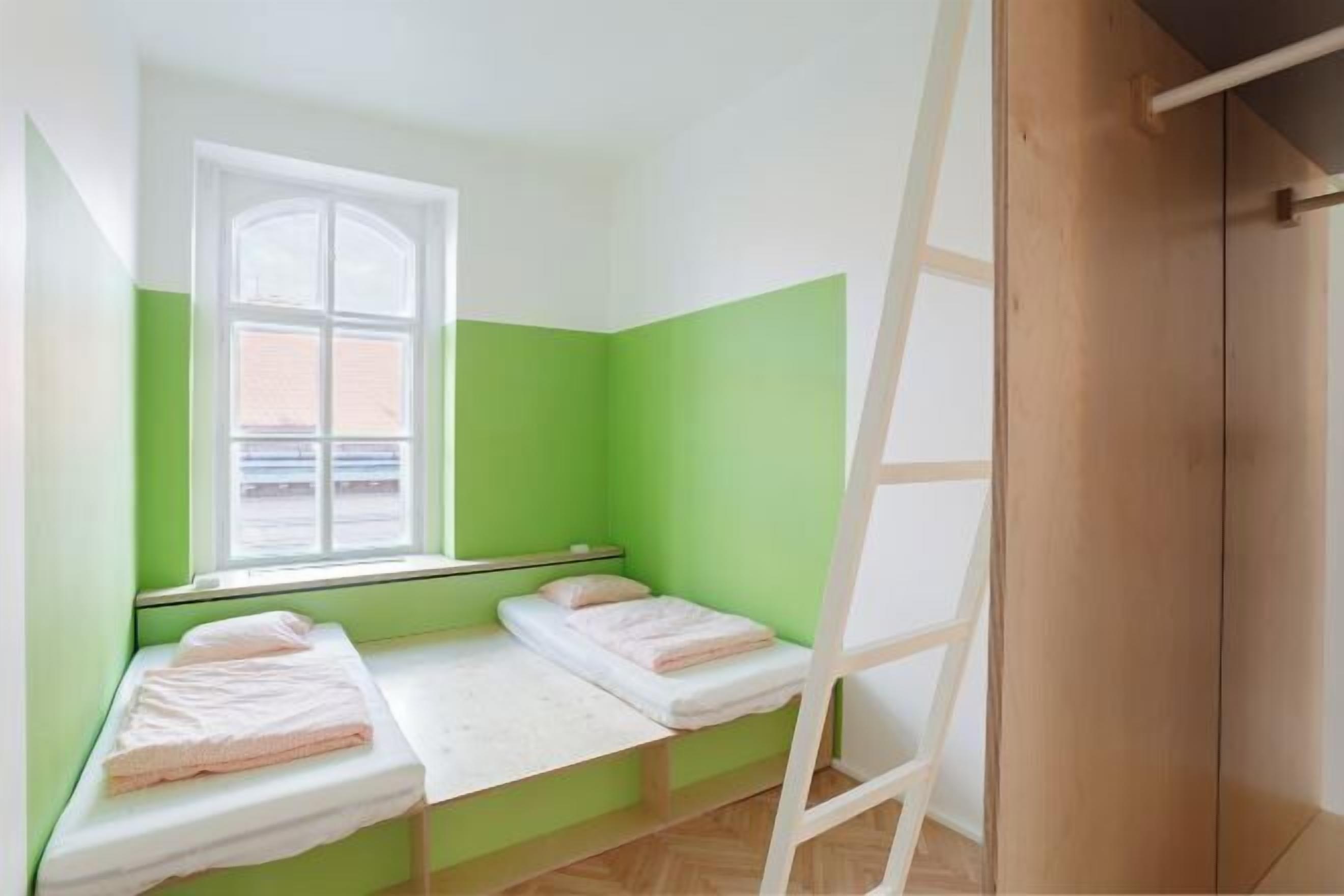 In-room safe, soundproofing, free WiFi, bed sheets