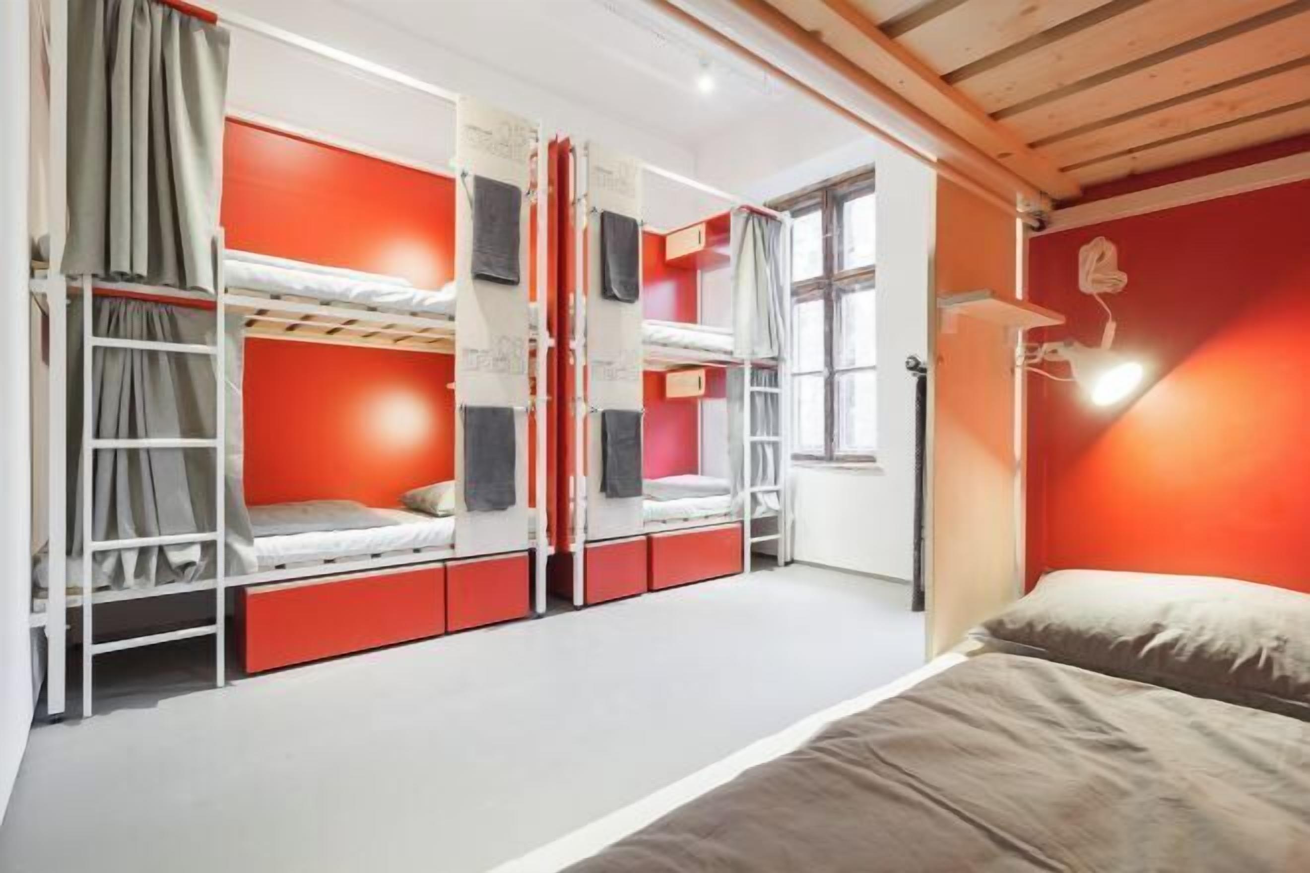 In-room safe, soundproofing, free WiFi, bed sheets