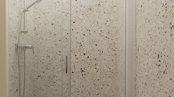 Superior Double Room | Bathroom | Shower, free toiletries, hair dryer, towels