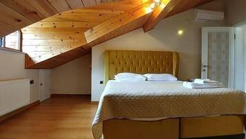 Panoramic Quadruple Room | Desk, iron/ironing board, free cribs/infant beds, free WiFi