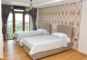 Chambre Standard | Bureau, fer et planche à repasser, lits bébé (gratuits), Wi-Fi gratuit