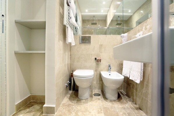 Chambre classique double ou avec lits jumeaux | Salle de bain | Douche, articles de toilette (gratuits), séchoir à cheveux, bidet