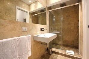 Chambre triple classique | Salle de bain | Douche, articles de toilette (gratuits), séchoir à cheveux, bidet