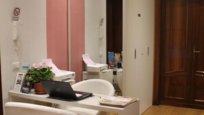 A modern office with a desk, chairs, and a computer. - Sofia's Suites Guesthouse (Rome)