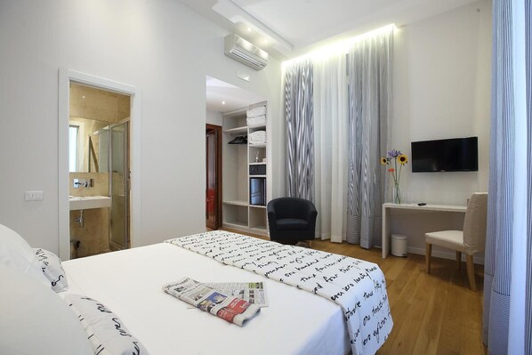 Classic Double or Twin Room | In-room safe, individually furnished, desk, iron/ironing board - Sofia's Suites Guesthouse (Rome)