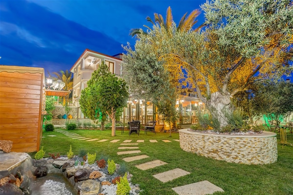 Konaklama yerinin ön cephesi - akşam/gece