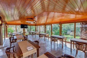 Desayuno completo todos los días (con cargo)