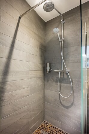 Comfort-Doppelzimmer | Dusche im Bad