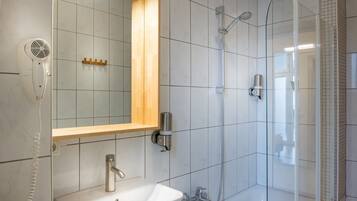 Comfort Double Room | Bathroom | Shower, free toiletries, towels, toilet paper