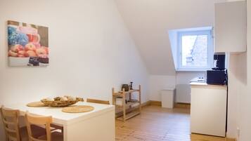 Appart'hÎtel, 2 chambres | Coin séjour | Télévision à écran plat