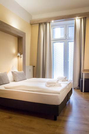 Ropa de cama de alta calidad y caja de seguridad en la habitación