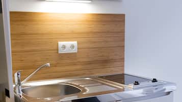 Refrigerador, microondas, placa de cocina, cafetera/tetera