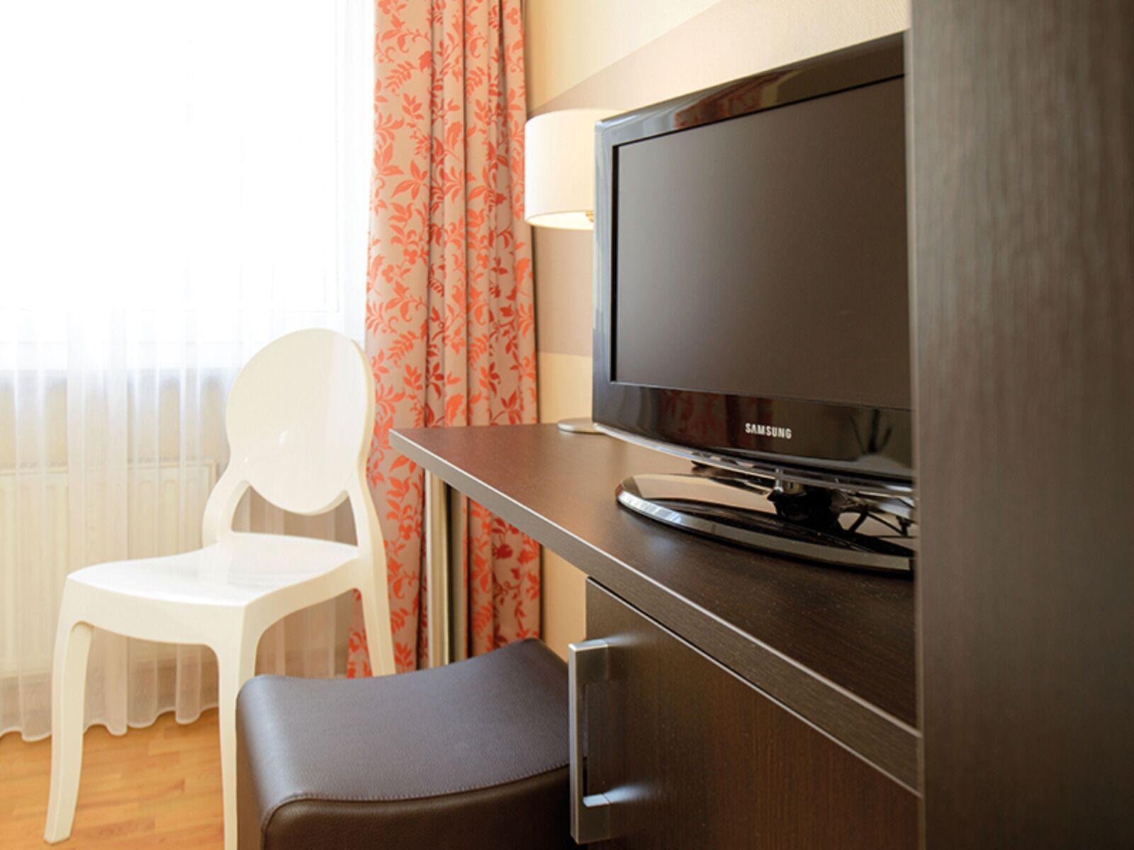 单人房 | 客房内保险箱、办公桌、隔音、熨斗/熨板