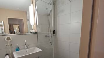 Dusche, kostenlose Toilettenartikel, Haartrockner, Hausschuhe