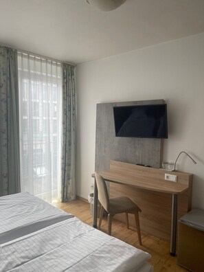 Double or Twin Room | In-room safe, desk, soundproofing, iron/ironing board - Hotel Europa (Bonn)