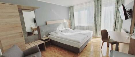 Kahden hengen huone (yksi tai kaksi sänkyä) | Tallelokero huoneessa, työpöytä, äänieristys, silitysrauta/-lauta