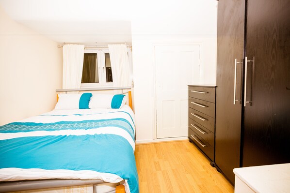 5 bedrooms, desk, free WiFi - Colebert Avenue Apartment (London)