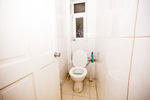 Combined shower/bathtub, free toiletries - Colebert Avenue Apartment (London)