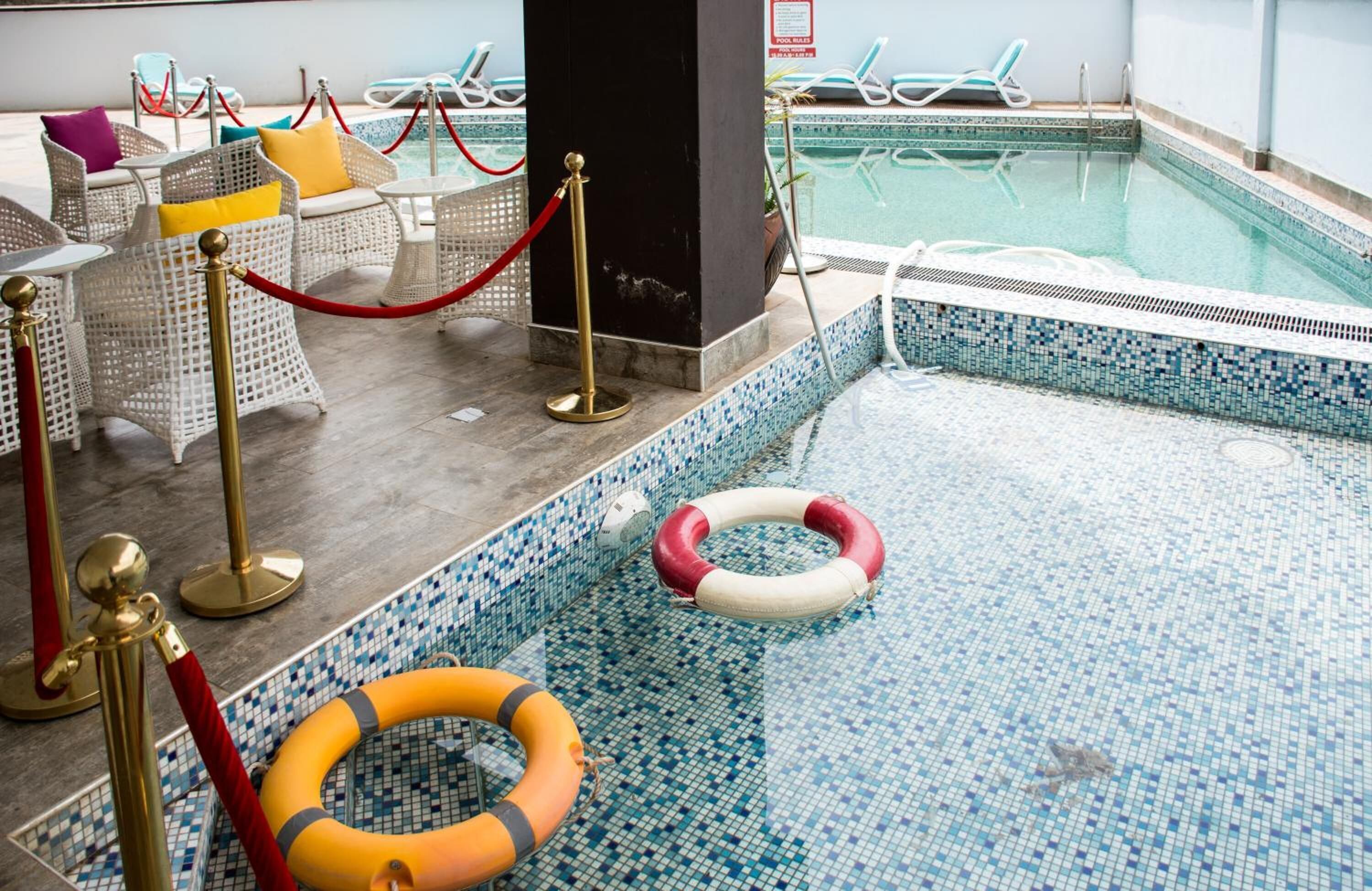 Hồ bơi trong nhà, ghế dài tắm nắng 