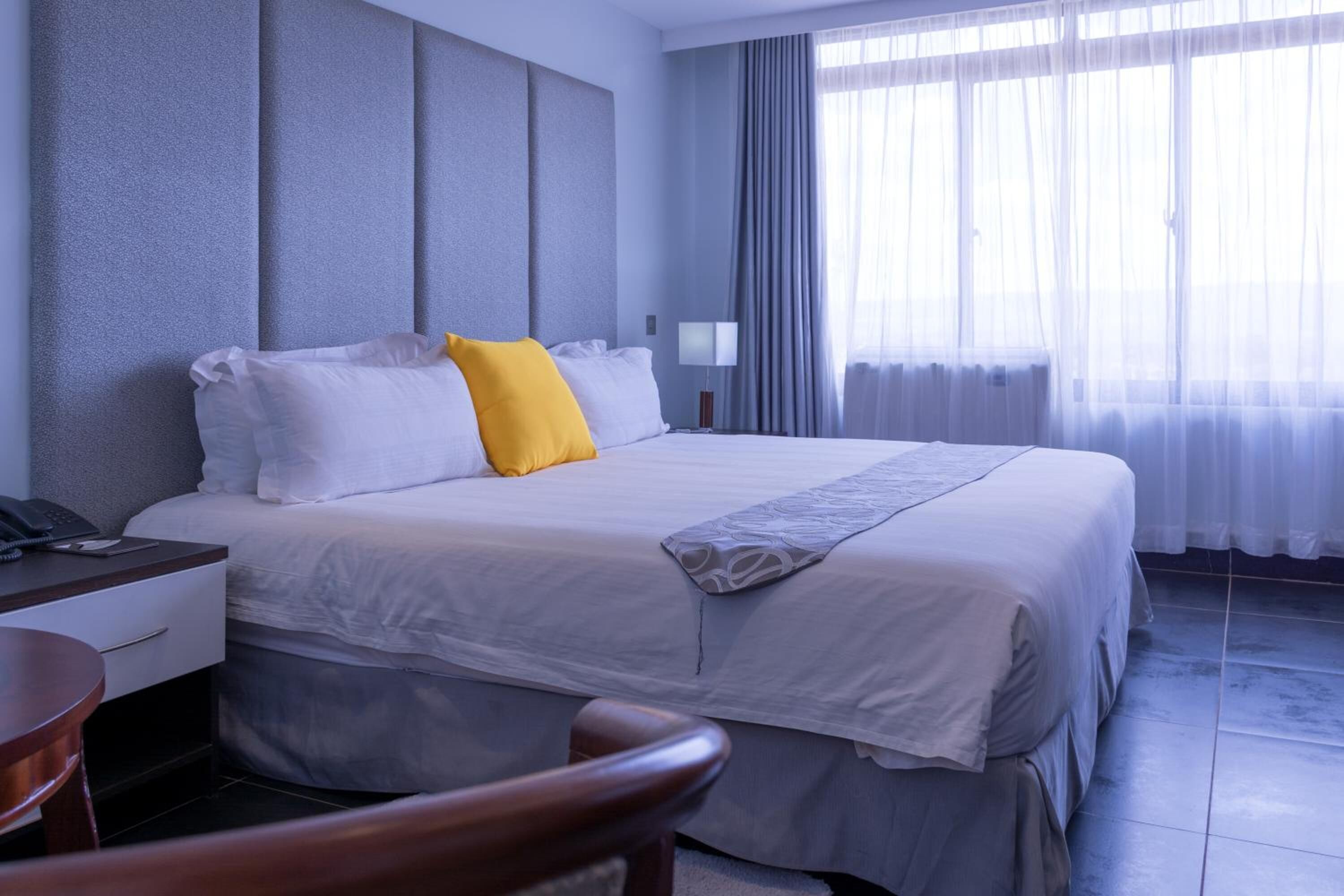 Bộ đồ giường cao cấp, minibar, két bảo mật tại phòng, bàn 