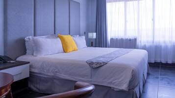 Bộ đồ giường cao cấp, minibar, két bảo mật tại phòng, bàn