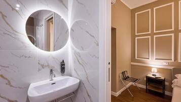 Classic-Doppel- oder -Zweibettzimmer | Badezimmer | Dusche, kostenlose Toilettenartikel, Haartrockner, Hausschuhe