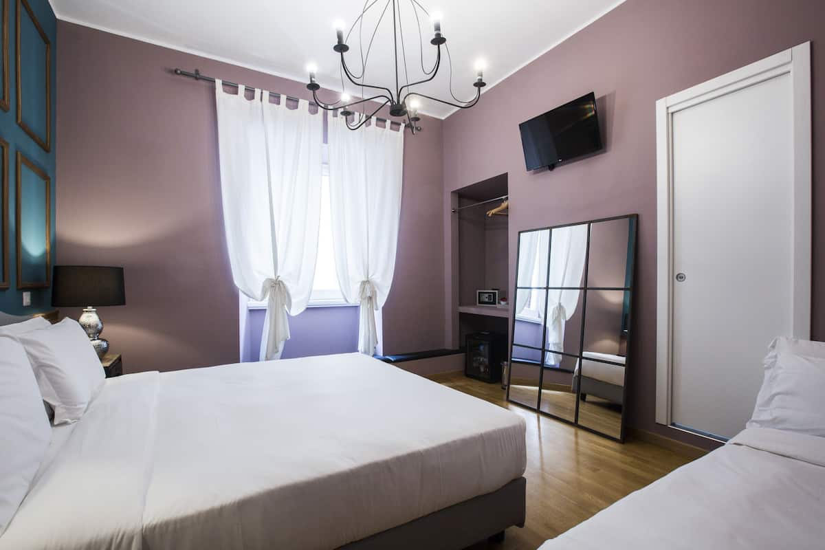 Comfort driepersoonskamer | Luxe beddengoed, donzen dekbedden, bedden met traagschuimmatras