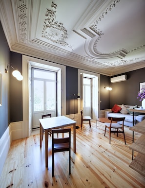 Studio, 1 Bedroom, Terrace | Living room | 81-cm flat-screen TV with satellite channels, TV - Oporto Maison Batalha (Porto)