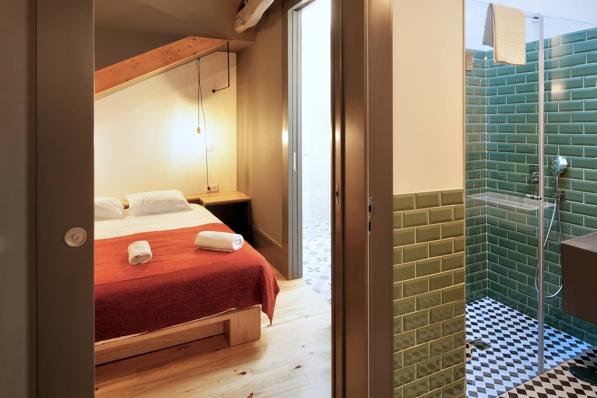 Appartement Penthouse supérieur, 2 chambres | Salle de bain | Douche, séchoir à cheveux, serviettes fournies