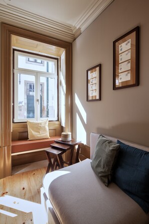 Departamento estándar, 2 habitaciones | Sala de estar | Televisión de pantalla plana de 81 cm con canales vía satélite 