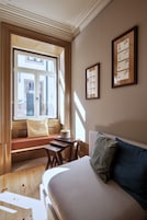 Apartamento standard, 2 quartos | Sala de estar | TV de tela plana 81 cm com canais via satélite, TV