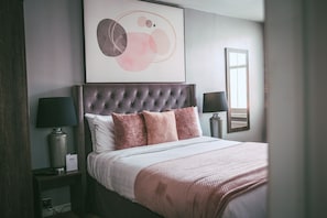 Classic Room, 1 King Bed | Free cots/infant beds, free WiFi, bed sheets - Rose & Crown Inn (Knutsford)