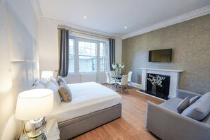 Deluxe Suite, 1 King Bed with Sofa bed | Frette Italian sheets, premium bedding, desk, iron/ironing board - Hanover 71 Suites (Edinburgh)