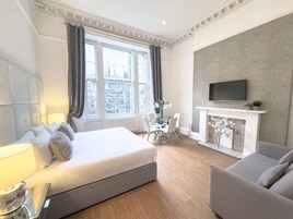 Deluxe Süit, 1 En Büyük (King) Boy Yatak ve Çekyat | Frette Italian çarşaf takımı, kaliteli yatak takımı, masa 