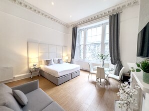 Frette Italian sheets, premium bedding, desk, iron/ironing board - Hanover 71 Suites (Edinburgh)