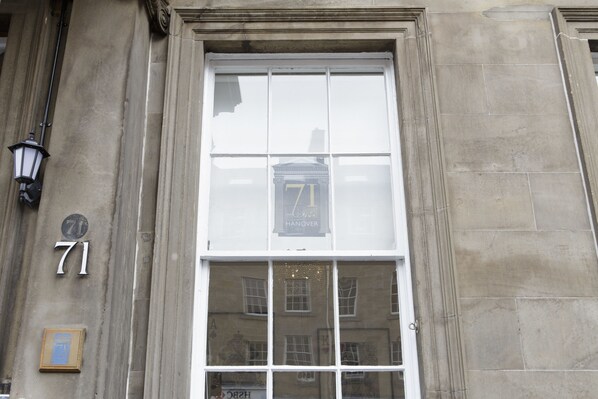 A building facade with a large window, the number 71, and a sign reading "71 Hanover". - Hanover 71 Suites (Edinburgh)
