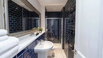 Deluxe Suite, 1 King Bed with Sofa bed | Bathroom | Free toiletries, hair dryer, towels, soap