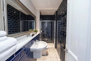 Deluxe Suite, 1 King Bed with Sofa bed | Bathroom | Free toiletries, hair dryer, towels, soap - Hanover 71 Suites (Edinburgh)