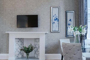 Deluxe Σουίτα, 1 King Κρεβάτι με Καναπέ-Κρεβάτι | Ιταλικά σεντόνια Frette, κλινοσκεπάσματα υψηλής ποιότητας, γραφείο 