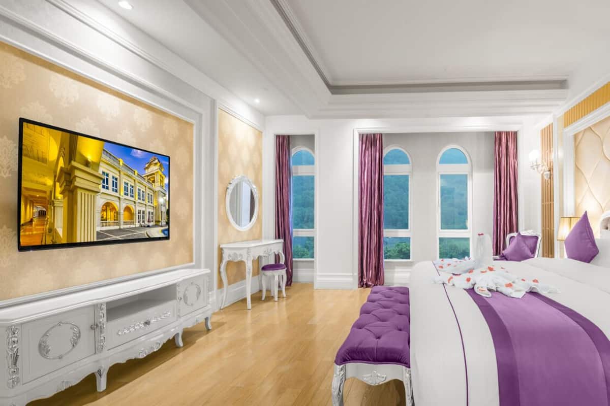 Presidential Suite | Minibar, in-room safe, desk, blackout drapes