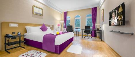 Minibar, safe på rommet, skrivebord og blendingsgardiner